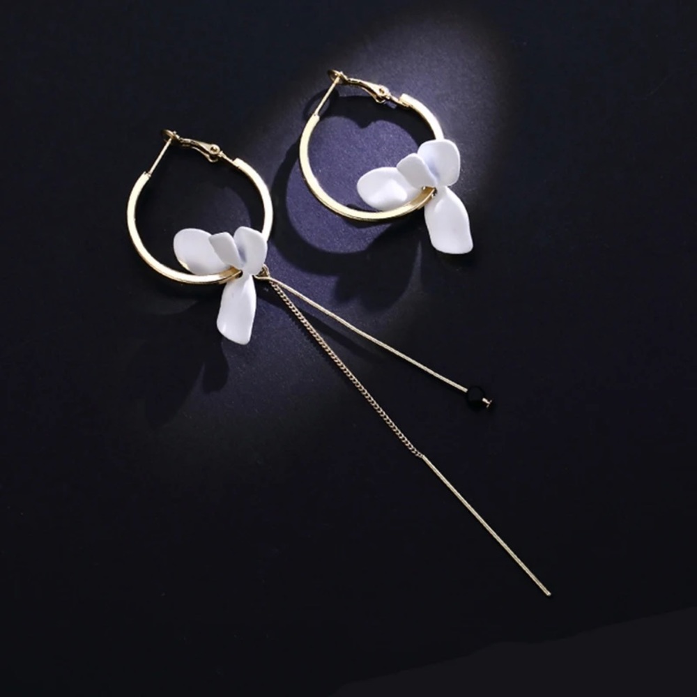 $12 NEW Unbranded Elegant White Flower Asymmetric Earrings - Picture 3 of 4